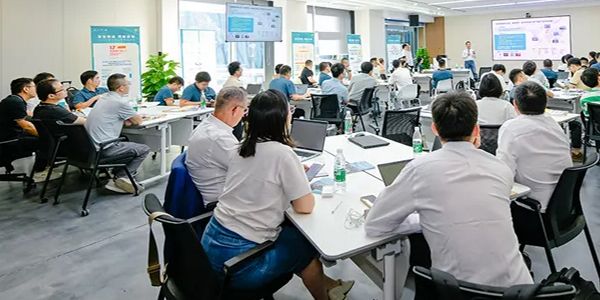 润滑油闭门会议.jpg 壳牌牵手赛力斯新能源汽车开展技术日